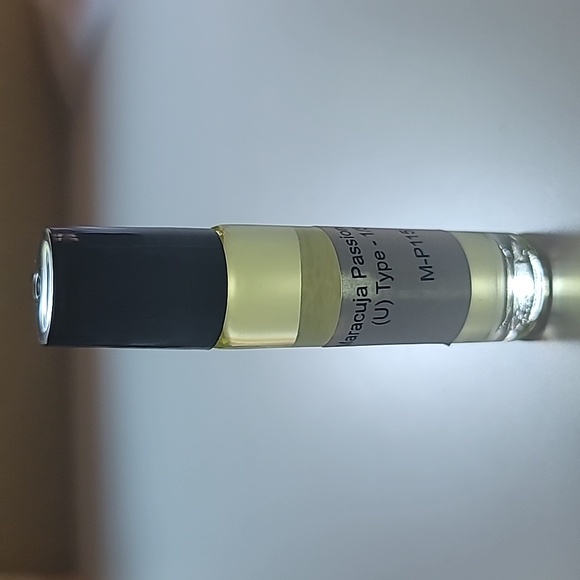 Maracuja Passion Fruit (U) All Natural Body Oil - 1/3 oz. - Rollerball - Picture 1 of 2
